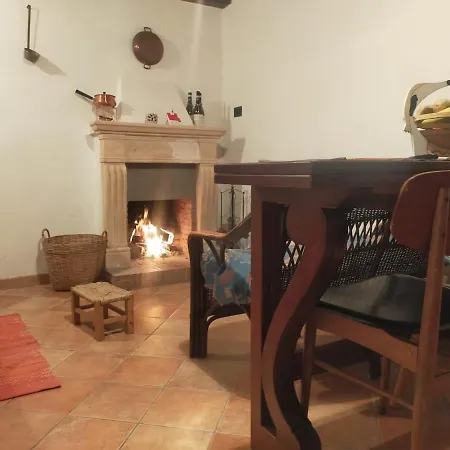 Il Rifugio Nel Borgo Rocca Di Mezzo * Terranera